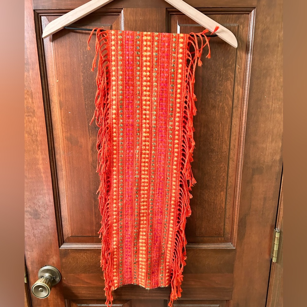 DESCOURS PARIS VTG Gorgeous Knit fringed Orange oblong scarf.